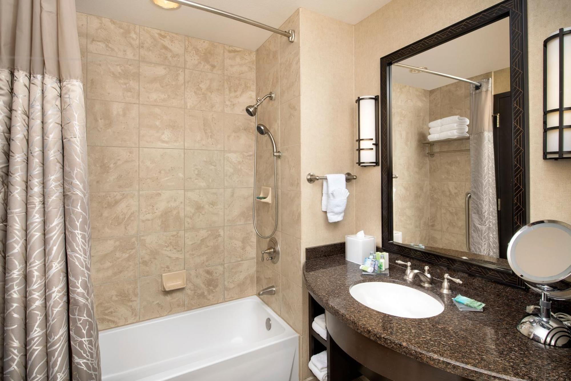 Deluxe Queen Room Pool View